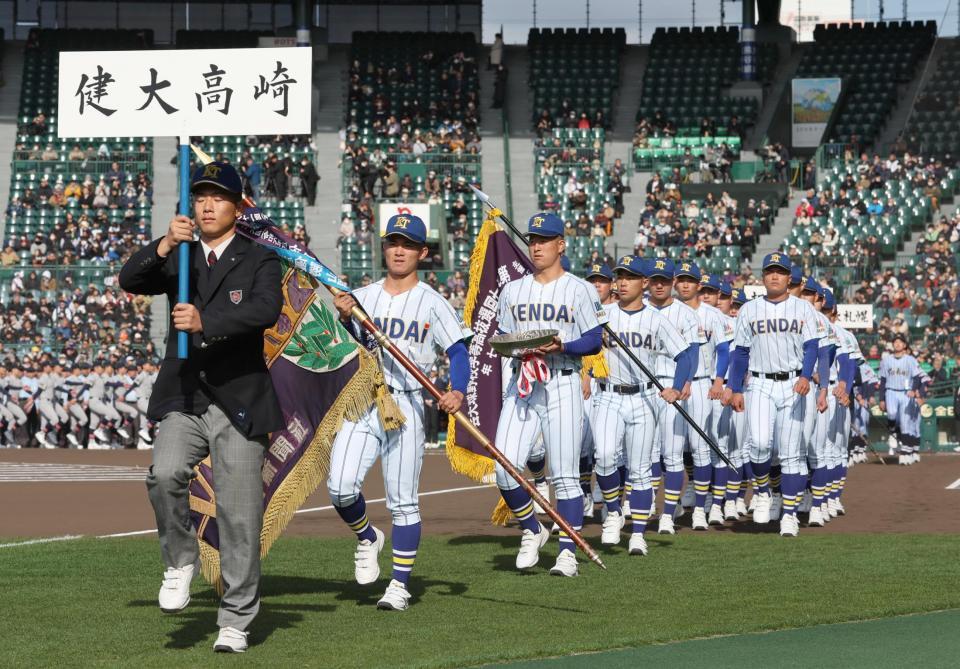 　開会式で入場行進する健大高崎の選手たち