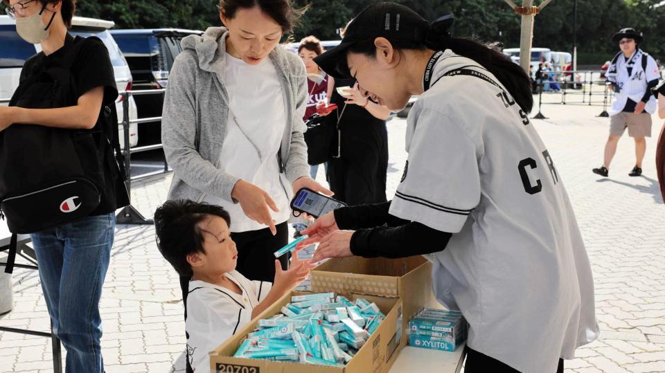 　ロッテの４・１ホーム開幕戦でキシリトールガムが無料配布される（球団提供）