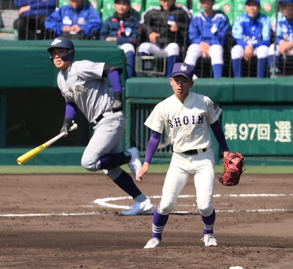 　１回、花巻東・赤間史弥（左）に先制適時打を許す米子松蔭・新里希夢（撮影・西田忠信）