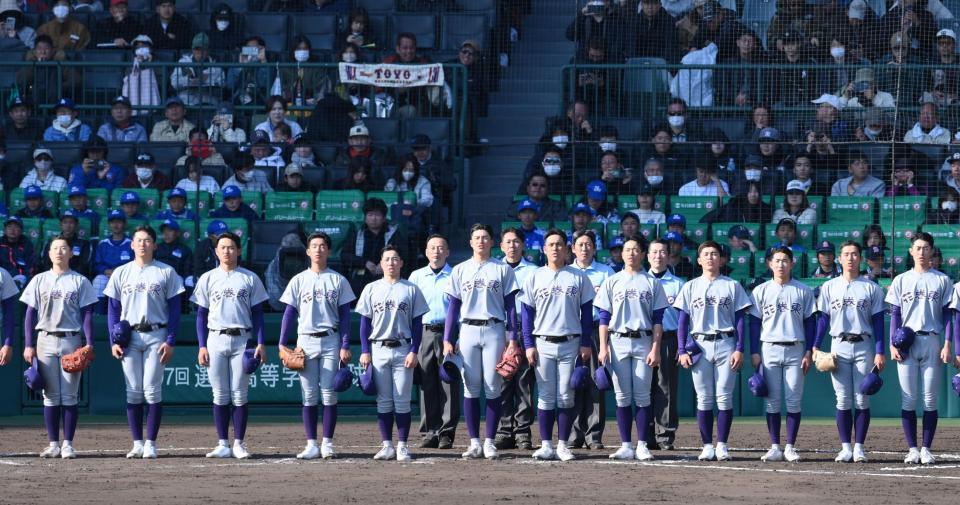 　米子松蔭に勝利し、校歌を歌う花巻東ナイン（撮影・西田忠信）