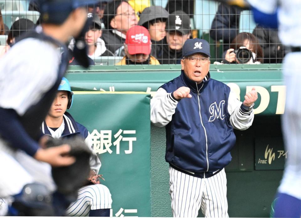 　健大高崎戦でナインに指示を出す明徳義塾・馬淵監督