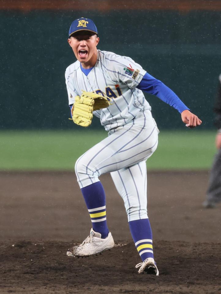 　１０回、力投する健大高崎・下重賢慎（撮影・石井剣太郎）