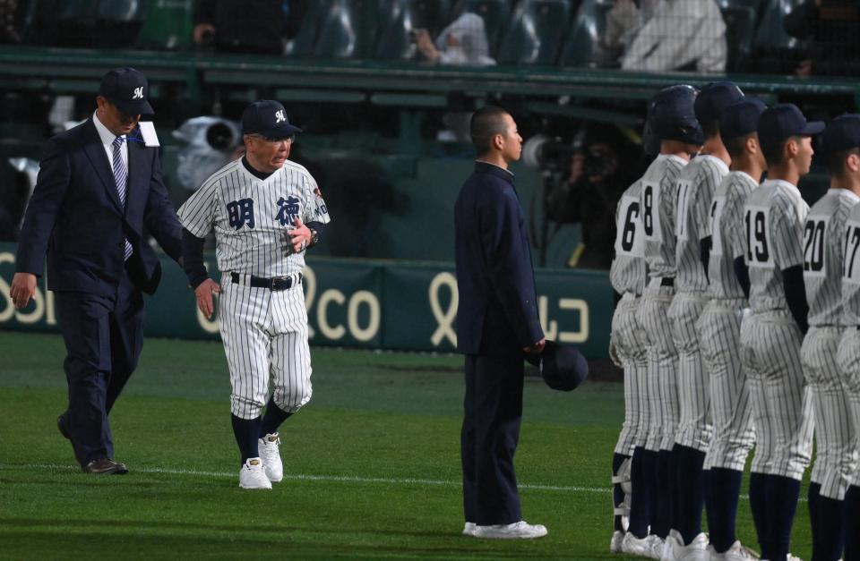 　健大高崎にタイブレークで敗れ整列に向かう明徳義塾・馬淵史郎監督（左から２人目）＝撮影・西田忠信