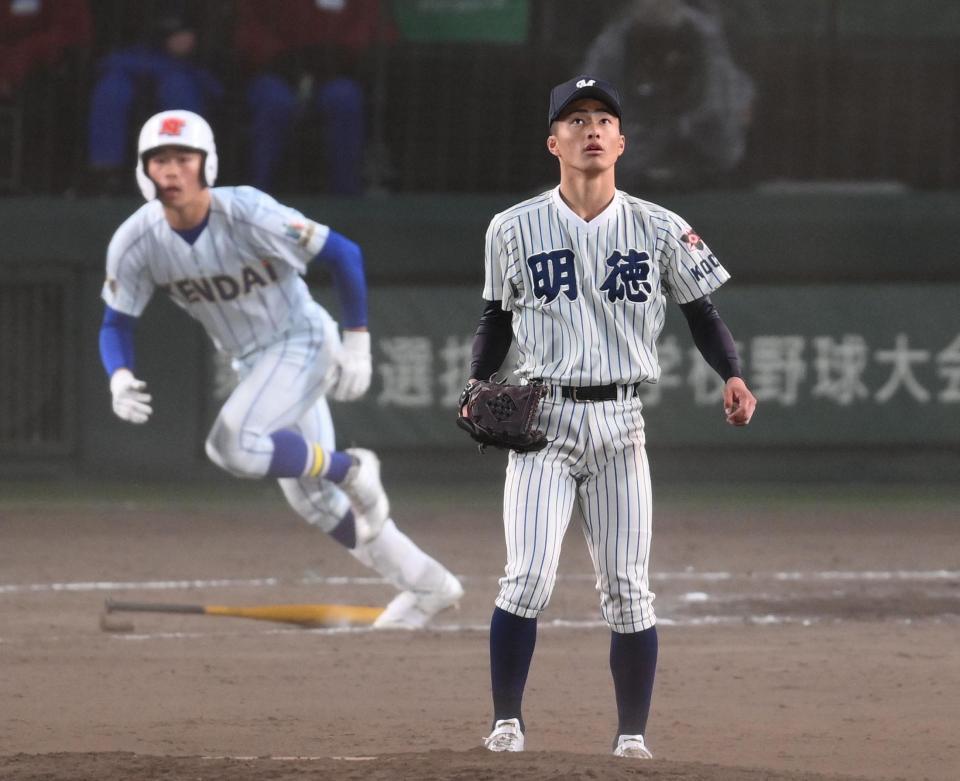 　１０回、健大高崎・栗原朋希（左）に適時二塁打を許す明徳義塾・池崎安侍朗（撮影・西田忠信）