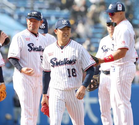 　５回途中に降板する奥川（中央）＝撮影・西岡正