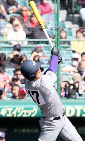 　１回、先制適時二塁打を放つ花巻東・赤間（撮影・石井剣太郎）