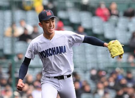 　３回を投げ終え、笑顔でベンチに戻る横浜・織田翔希（撮影・西田忠信）