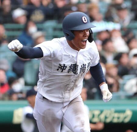 　５回、２点適時打を放った沖縄尚学・安谷屋は拳を突き上げる（撮影・北村雅宏）