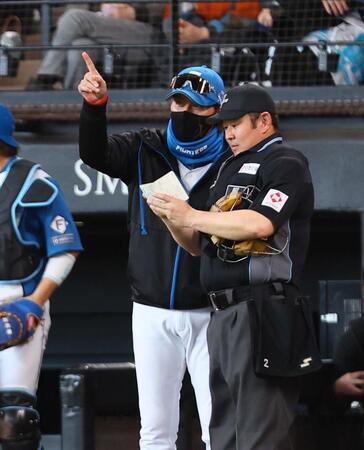 　６回裏終了後、選手交代を告げる新庄監督（左）＝撮影・中島達哉