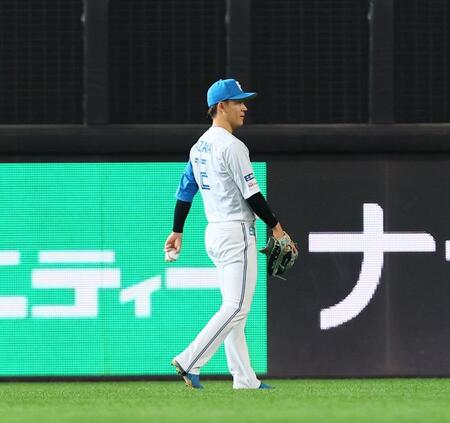 　１回、万波に代わり、ライトの守備位置につく矢沢（撮影・中島達哉）