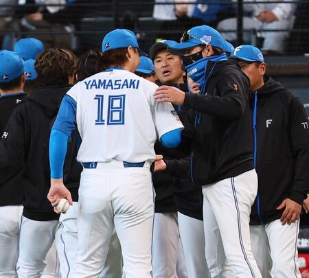 　山崎（１８）に言葉をかける新庄監督（右から２人目）＝撮影・中島達哉