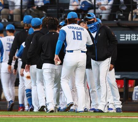 　巨人に連勝し、山崎（１８）らナインを迎える新庄監督（右）＝撮影・中島達哉