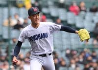 　３回を投げ終え、笑顔でベンチに戻る横浜・織田翔希（撮影・西田忠信）