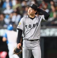 　３回までに５失点し、ベンチに戻る山崎（撮影・中島達哉）