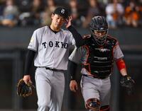 　１回、先制を許しベンチに戻る山崎（左）と甲斐（撮影・中島達哉）