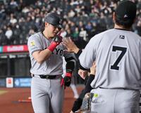 　２回、左越えに同点ソロを放ち、ナインから迎えられる岡本（撮影・中島達哉）