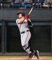 　２回、左越えに同点ソロを放つ岡本（撮影・中島達哉）