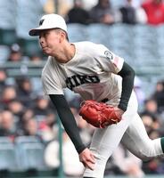 　３回途中から２番手で登板する市和歌山・丹羽涼介（撮影・西田忠信）