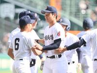 　初回を投げ終えベンチに戻る沖縄尚学・末吉良丞（中央）＝撮影・西田忠信