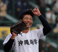 　８回、青森山田・蝦名を三ゴロ併殺打に打ち取り、笑顔を見せる沖縄尚学・末吉（撮影・北村雅宏）