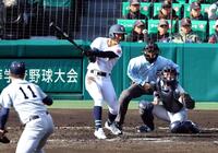 　３回、左前に先制適時打を放つ沖縄尚学・新垣瑞稀（撮影・山口登）