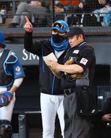 　６回裏終了後、選手交代を告げる新庄監督（左）＝撮影・中島達哉