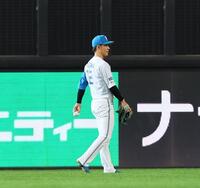 　１回、万波に代わり、ライトの守備位置につく矢沢（撮影・中島達哉）