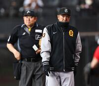 　６回、選手交代を告げ、ベンチに戻る阿部監督（右）＝撮影・中島達哉