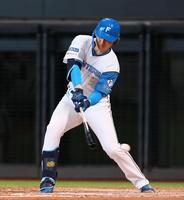 　８回、空振り三振を喫する代打・山崎（撮影・中島達哉）