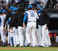 　巨人に連勝し、山崎（１８）らナインを迎える新庄監督（右）＝撮影・中島達哉