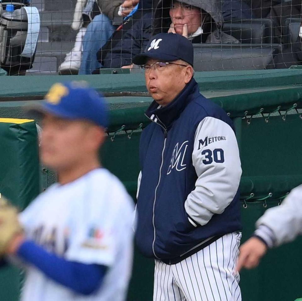 　ベンチから試合を見つめる明徳義塾・馬淵監督