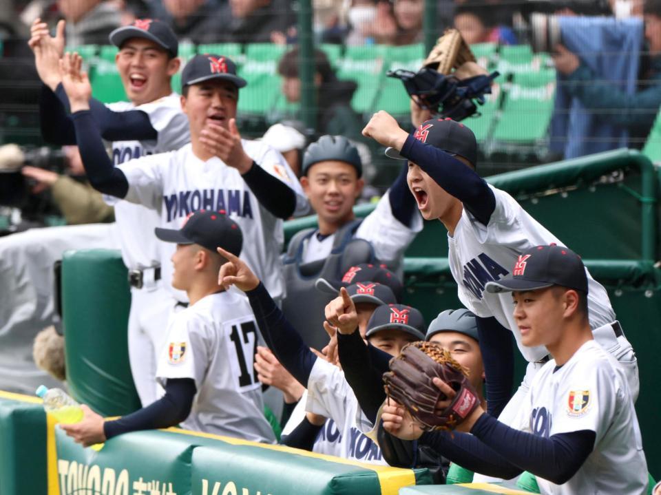 　１回、先制点を奪い、盛り上がる横浜ナイン（撮影・北村雅宏）