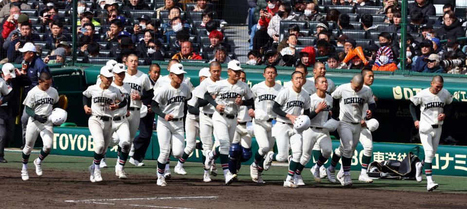 　初戦敗退し、市和歌山ナインは応援団にあいさつに向かう（撮影・山口登）