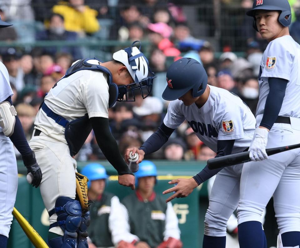 　４回、打球が当たった市和歌山・川辺謙信（左）は横浜の選手からコールドスプレーをかけてもらう（撮影・西田忠信）
