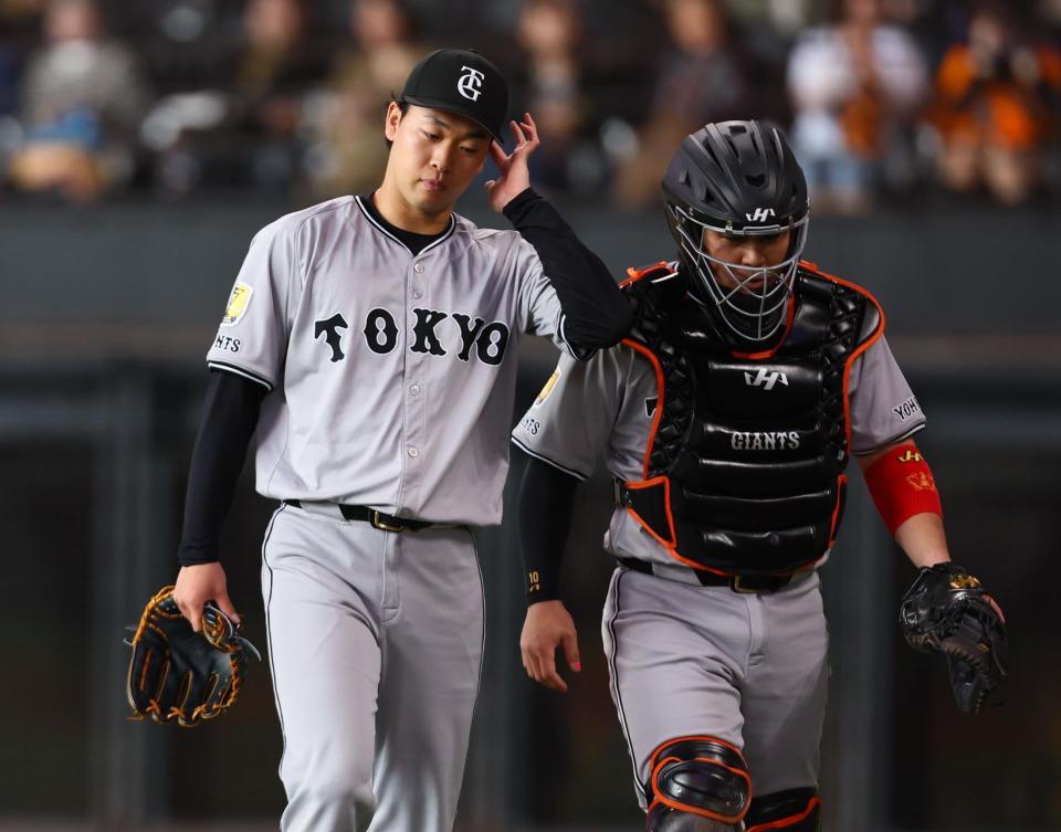 　１回、先制を許しベンチに戻る山崎（左）と甲斐（撮影・中島達哉）