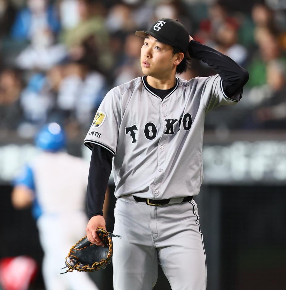 　３回までに５失点し、ベンチに戻る山崎（撮影・中島達哉）