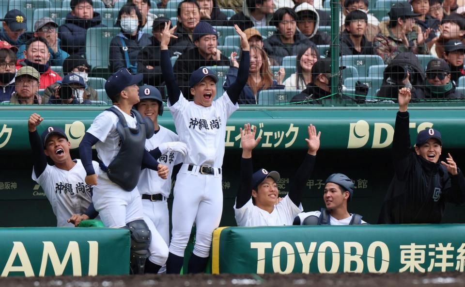 　５回、比嘉が適時打を放ち、盛り上がる沖縄尚学ナイン（撮影・北村雅宏）