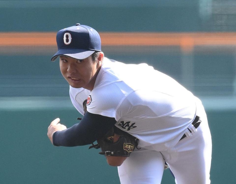 　力投する先発の沖縄尚学・末吉良丞（撮影・西田忠信）