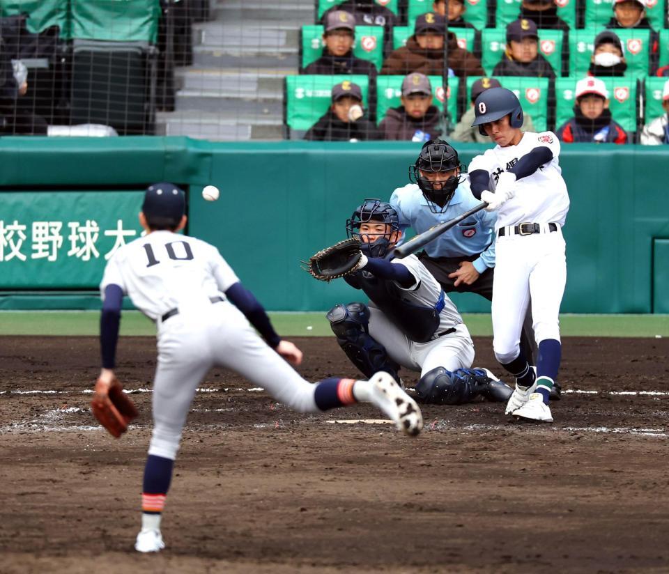 　５回、右前に適時打を放つ沖縄尚学・比嘉大登（撮影・山口登）