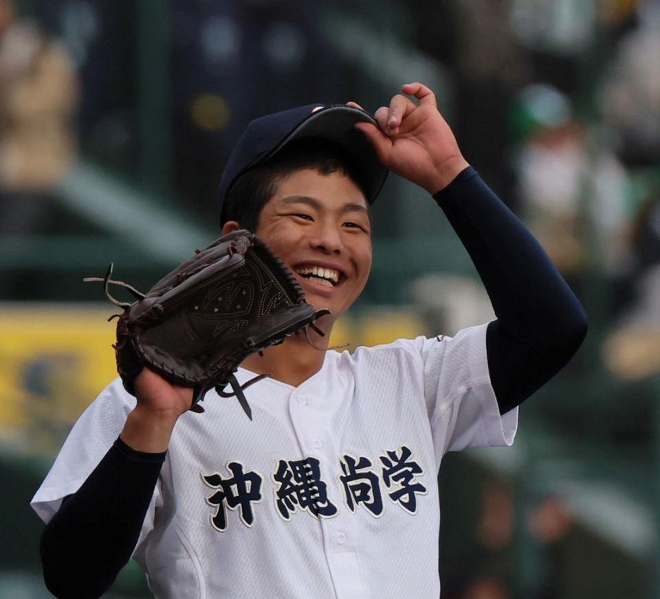 　８回、青森山田・蝦名を三ゴロ併殺打に打ち取り、笑顔を見せる沖縄尚学・末吉（撮影・北村雅宏）