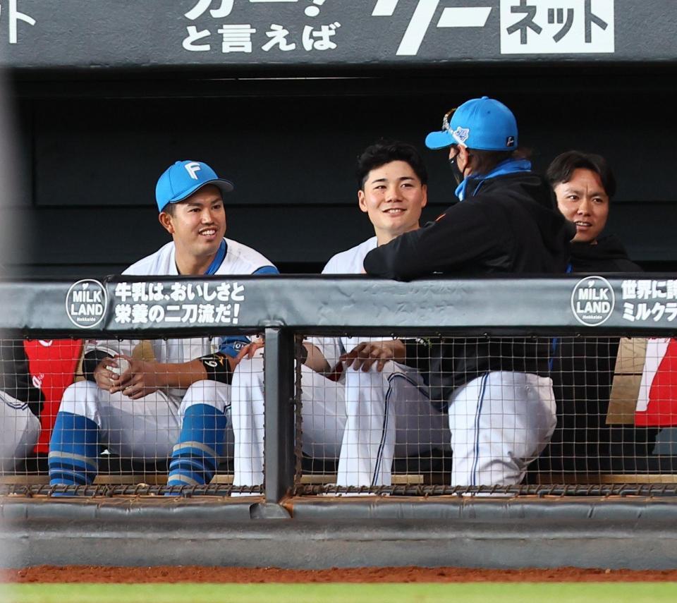 　３回、ベンチで清宮幸（中央）らに話しかける新庄監督（右から２人目）＝撮影・中島達哉