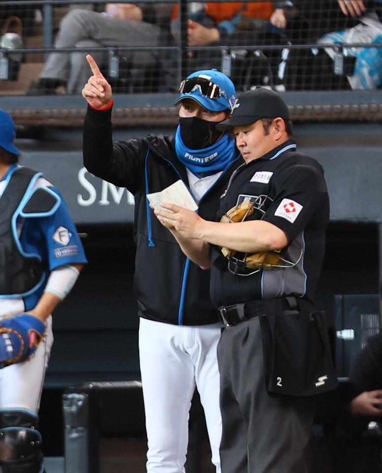 　６回裏終了後、選手交代を告げる新庄監督（左）＝撮影・中島達哉