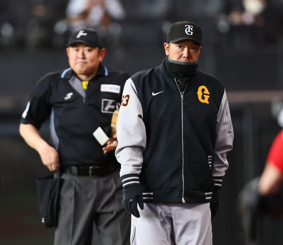 　６回、選手交代を告げ、ベンチに戻る阿部監督（右）＝撮影・中島達哉