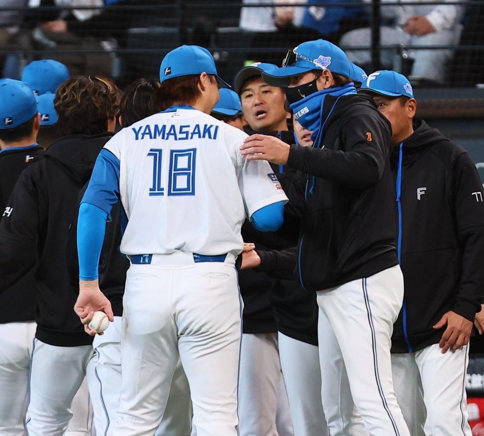 　山崎（１８）に言葉をかける新庄監督（右から２人目）＝撮影・中島達哉