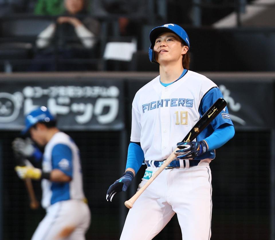 　８回、空振り三振を喫する代打・山崎（撮影・中島達哉）