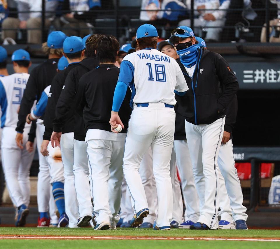 　巨人に連勝し、山崎（１８）らナインを迎える新庄監督（右）＝撮影・中島達哉