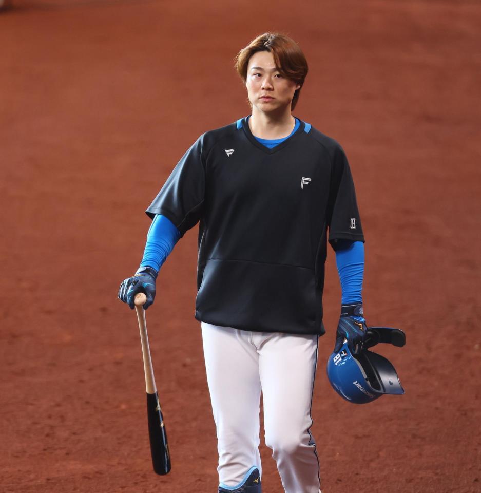 　打撃練習に向かう山崎（撮影・中島達哉）