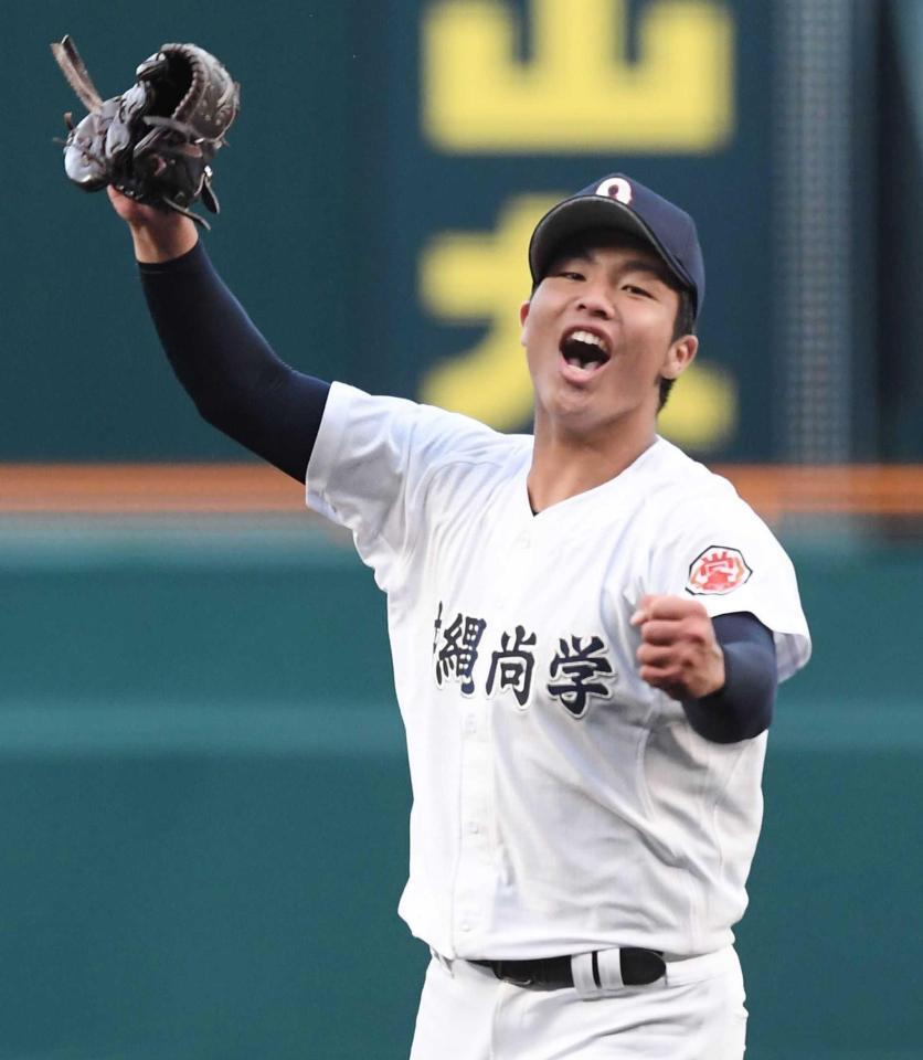 　完投勝利を挙げた沖縄尚学・末吉（撮影・西田忠信）