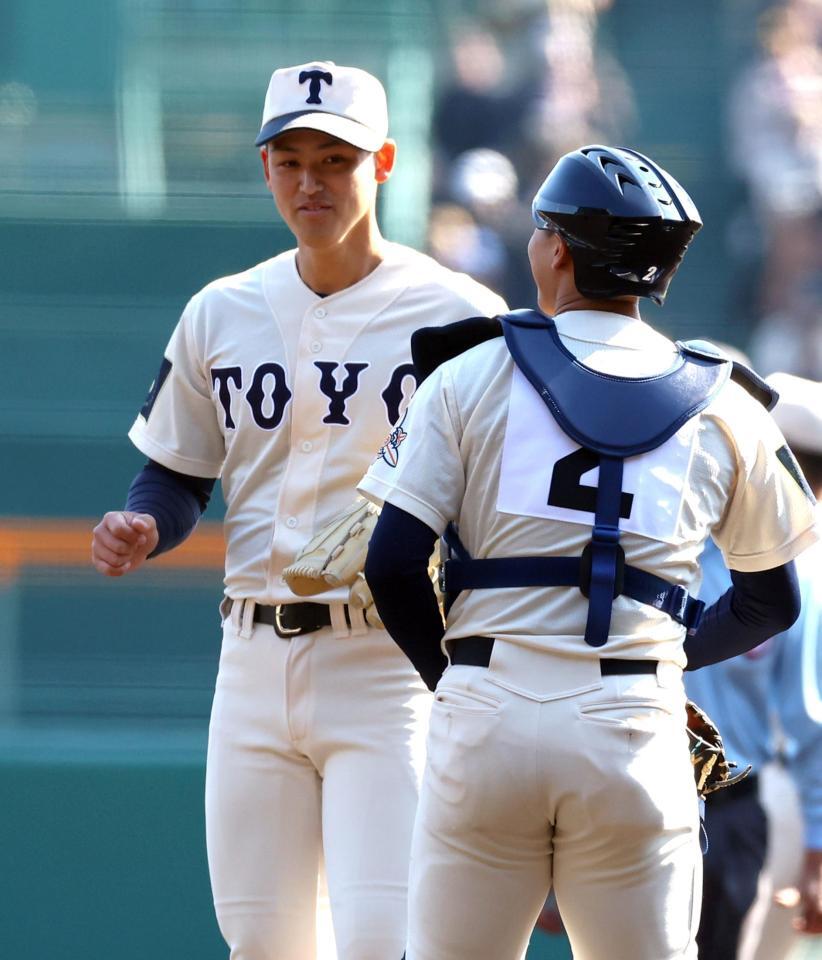 　１回、東洋大姫路・阪下漣（左）は制球が定まらず、桑原大礼がマウンドに行き声をかける（撮影・山口登）