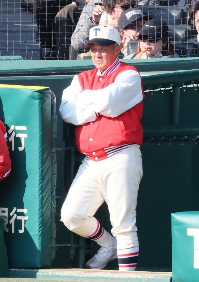 　戦況を見守る東洋大姫路・岡田龍生監督（撮影・石井剣太郎）